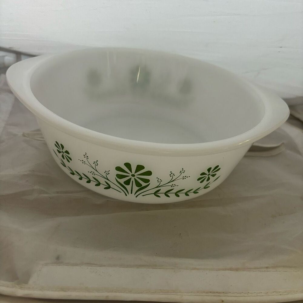 Glasbake Green Daisy J514 Milk Glass 2 QT Casserole Dish 1970’s